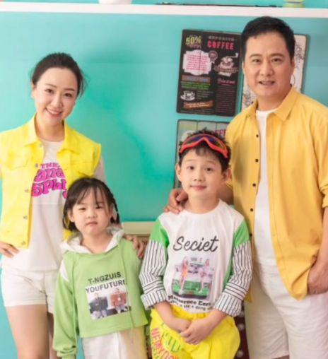 童星关凌晒照庆祝结婚12周年 儿女颜值超高