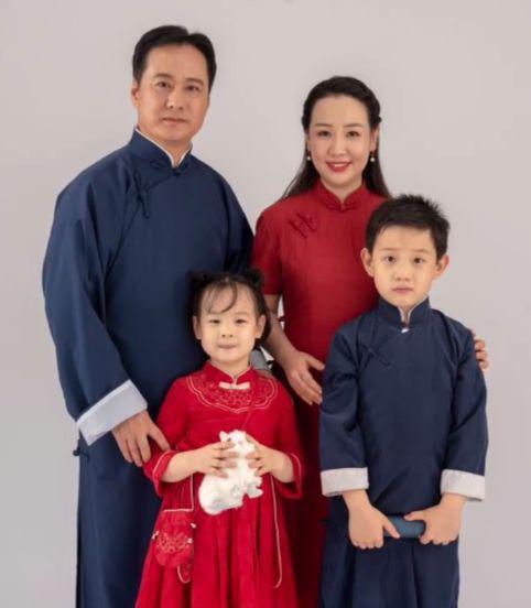 童星关凌晒照庆祝结婚12周年 儿女颜值超高