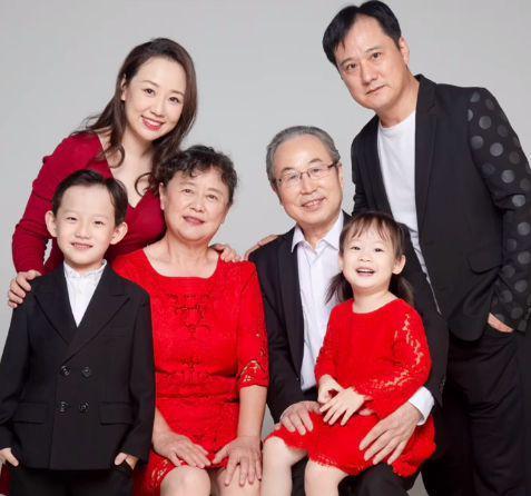 童星关凌晒照庆祝结婚12周年 儿女颜值超高