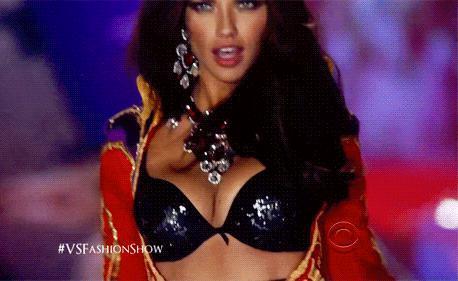 外网热议！维密最狂野性感超模“毁容”？最新照片面部爆肿大变样