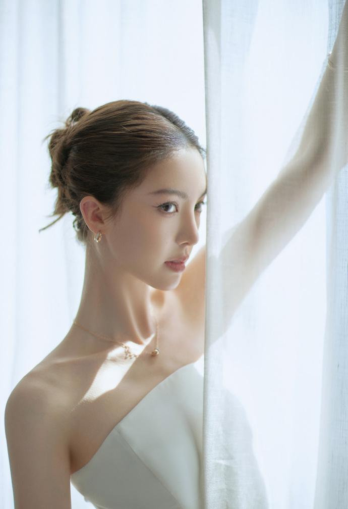 金晨穿抹胸裙亮相尽显好身材 盘发造型吸睛