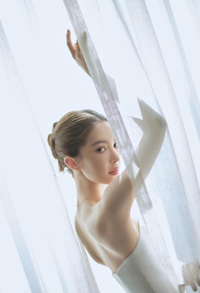 金晨穿抹胸裙亮相尽显好身材 盘发造型吸睛
