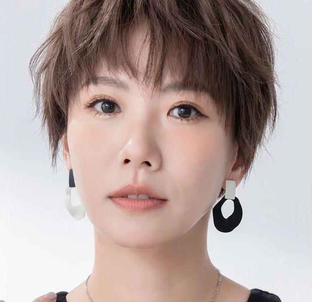 女星大牙曝近况，控诉陈建州骚扰导致事业全毁