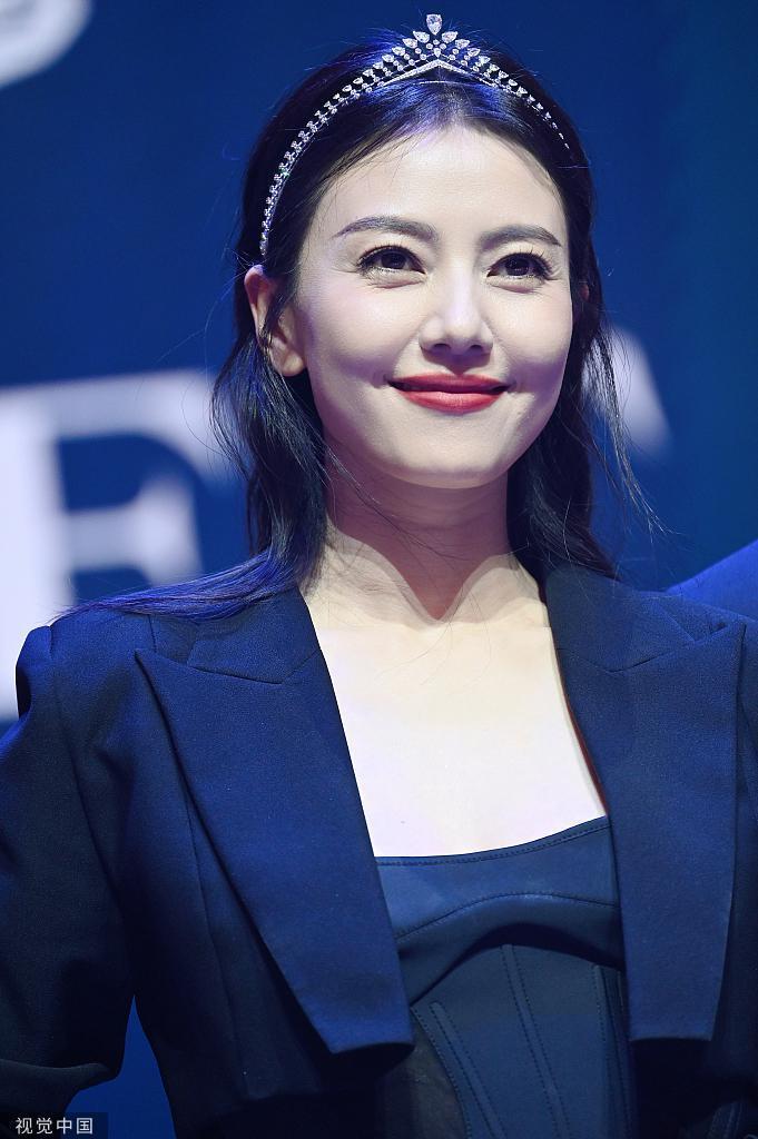 高圆圆西装造型优雅现身 头戴皇冠似女王