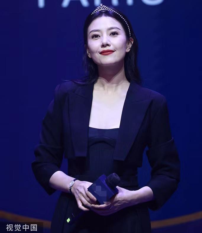 高圆圆西装造型优雅现身 头戴皇冠似女王