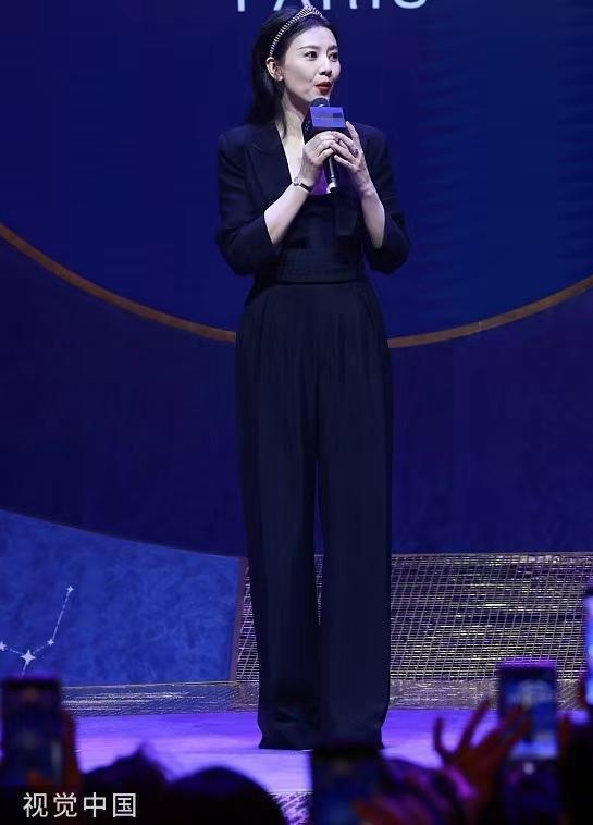 高圆圆西装造型优雅现身 头戴皇冠似女王