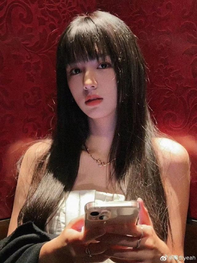 周也齐刘海黑长直秒变御姐 性感野猫妆高贵又冷艳