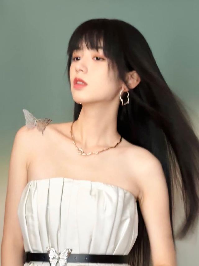 周也齐刘海黑长直秒变御姐 性感野猫妆高贵又冷艳