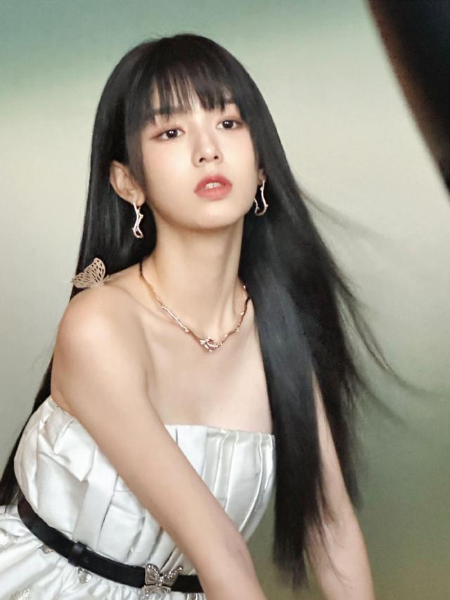周也齐刘海黑长直秒变御姐 性感野猫妆高贵又冷艳