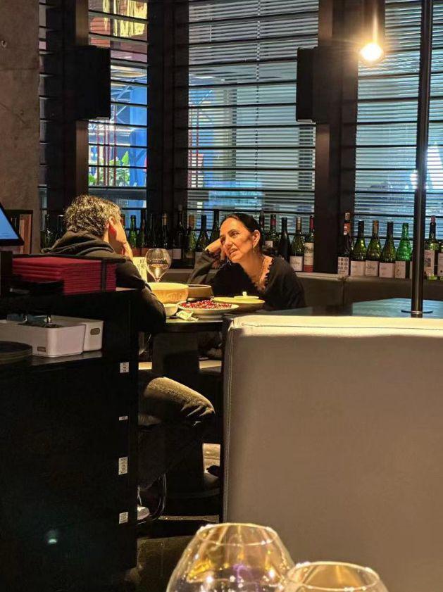 刘烨老婆安娜与好友聚会心情好 被网友偶遇