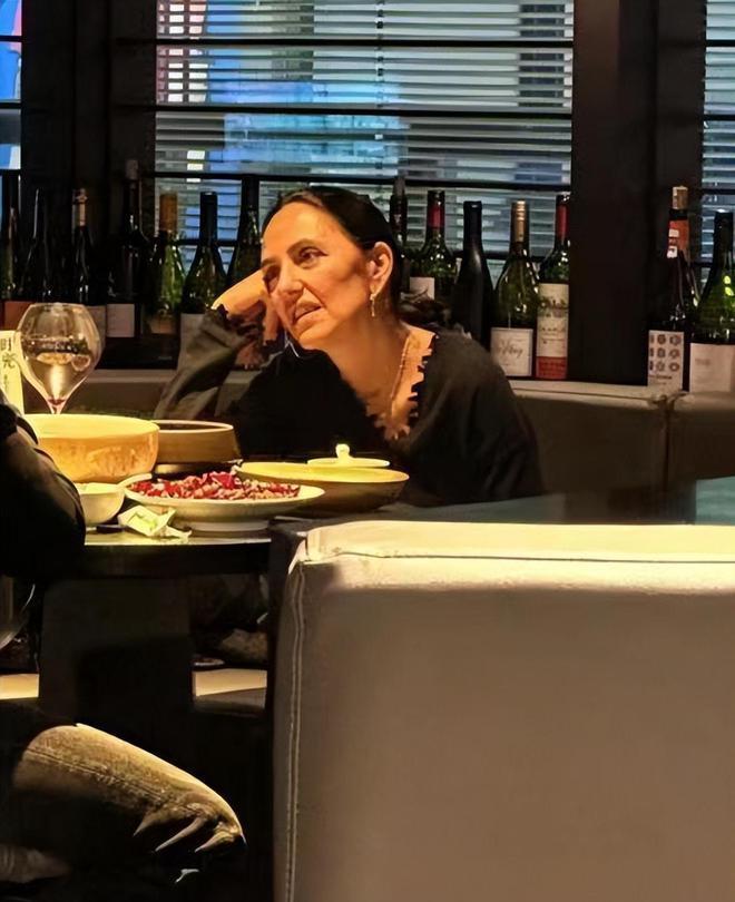 刘烨老婆安娜与好友聚会心情好 被网友偶遇