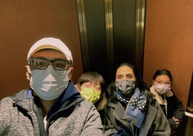 刘烨老婆安娜与好友聚会心情好 被网友偶遇