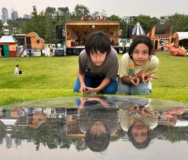 刘烨老婆安娜与好友聚会心情好 被网友偶遇