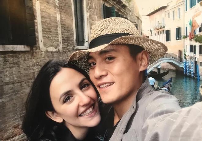 刘烨老婆安娜与好友聚会心情好 被网友偶遇