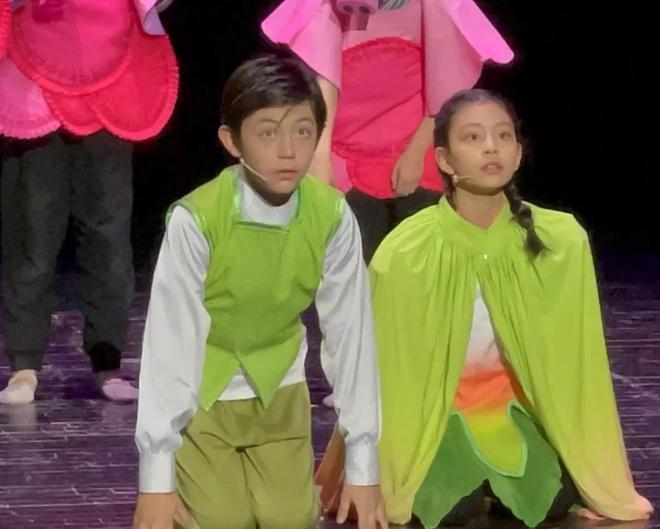 刘烨老婆安娜与好友聚会心情好 被网友偶遇