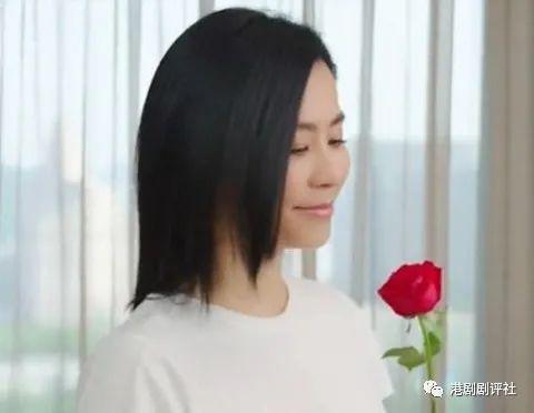 55岁宣萱晒与闺蜜聚餐照片 素颜状态极佳