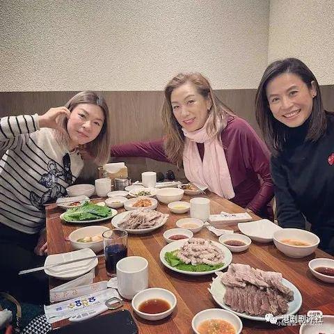 55岁宣萱晒与闺蜜聚餐照片 素颜状态极佳