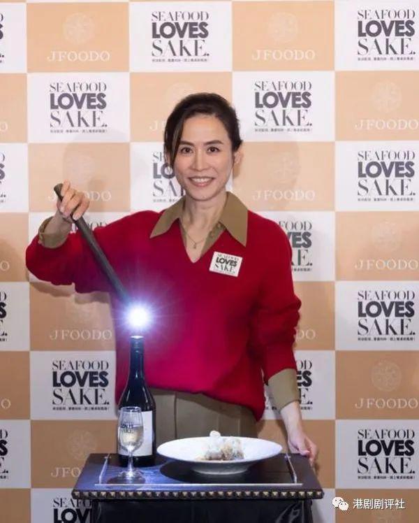 55岁宣萱晒与闺蜜聚餐照片 素颜状态极佳