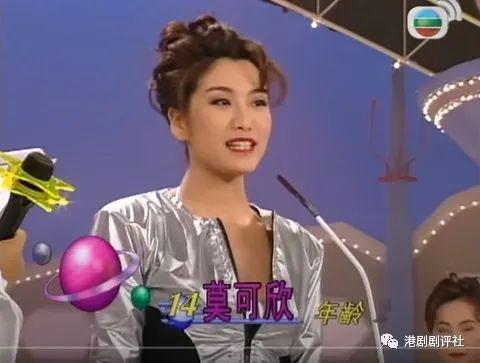 55岁宣萱晒与闺蜜聚餐照片 素颜状态极佳