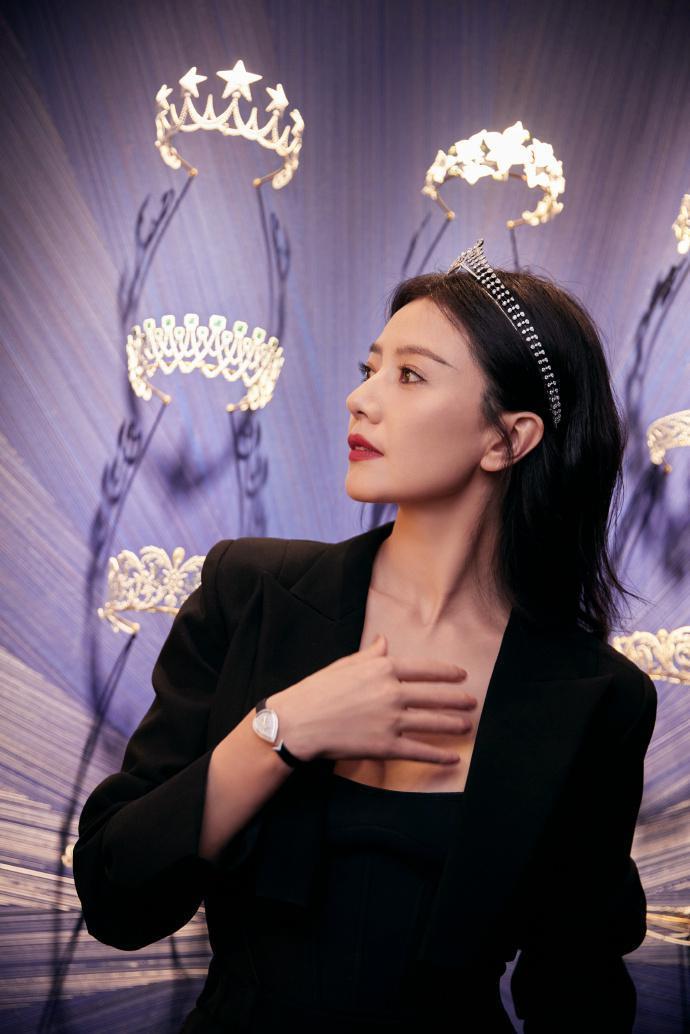 高圆圆珠宝大片释出 西装造型温婉大气