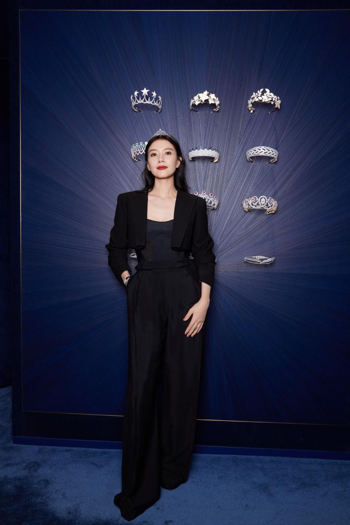 高圆圆珠宝大片释出 西装造型温婉大气