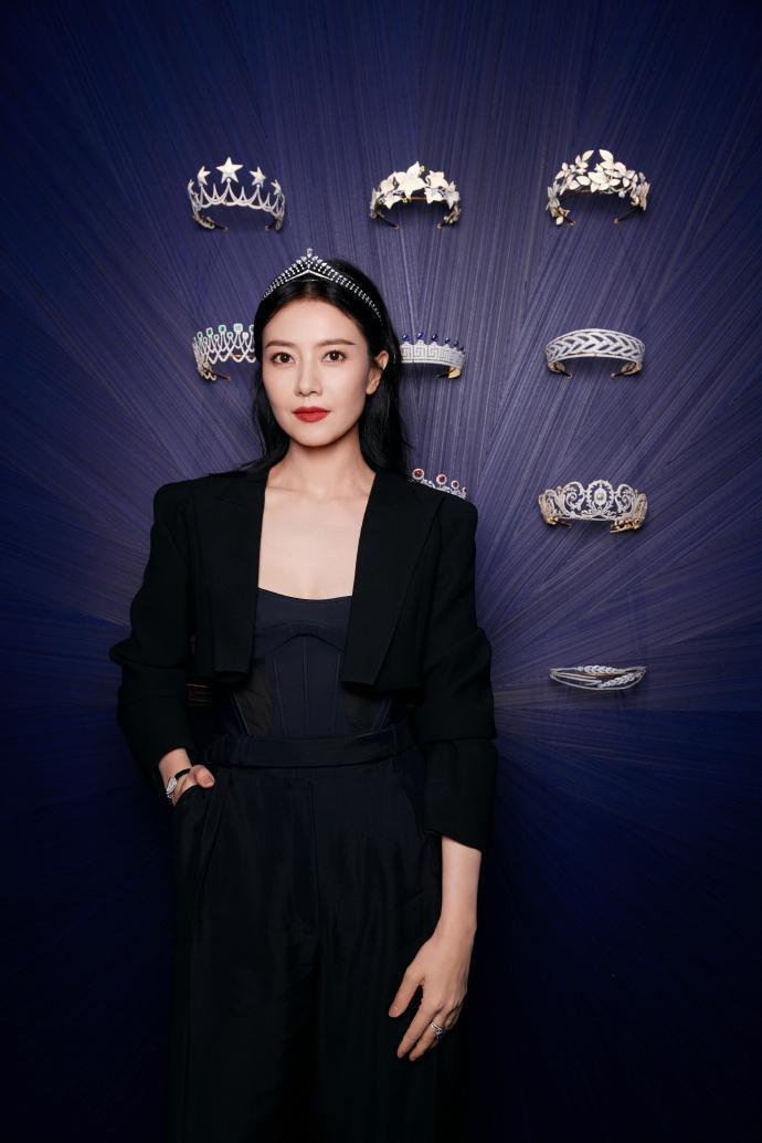 高圆圆珠宝大片释出 西装造型温婉大气