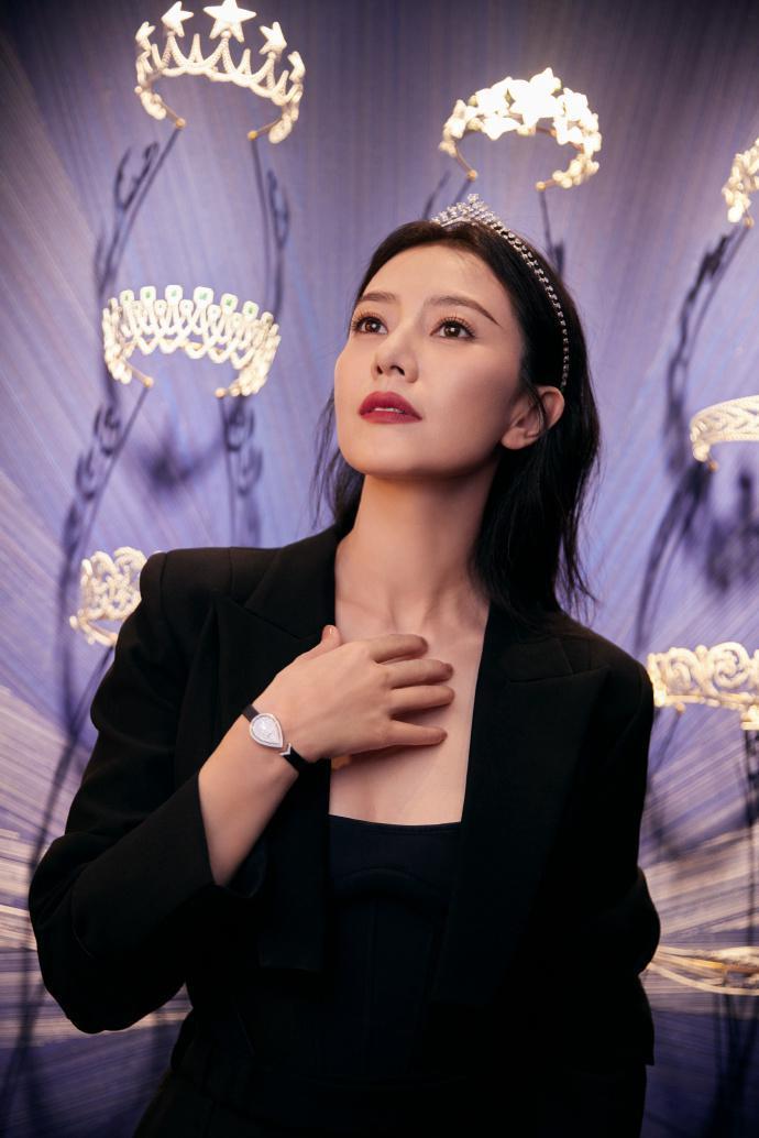 高圆圆珠宝大片释出 西装造型温婉大气