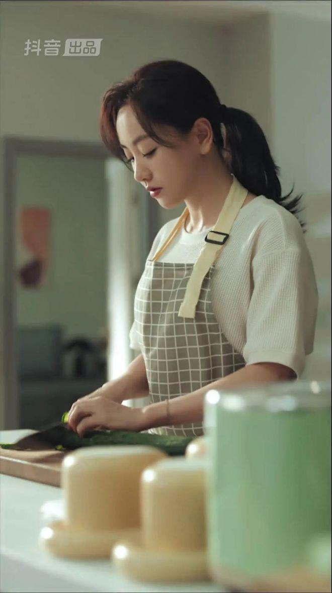 她也开始演短剧了，是无奈还是大势所趋？