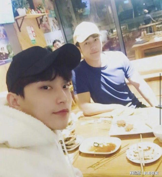 吴楚一直播崩溃大哭,自称遭网友邮寄丧葬用品