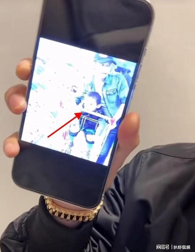 吴楚一直播崩溃大哭,自称遭网友邮寄丧葬用品