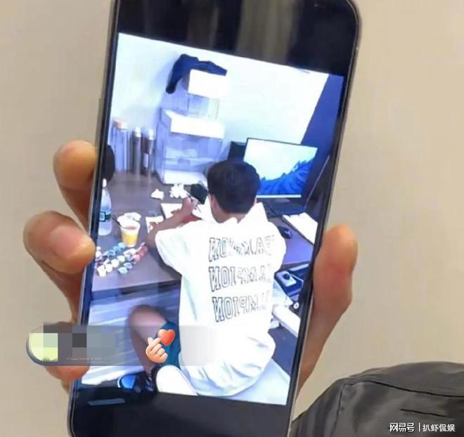 吴楚一直播崩溃大哭,自称遭网友邮寄丧葬用品