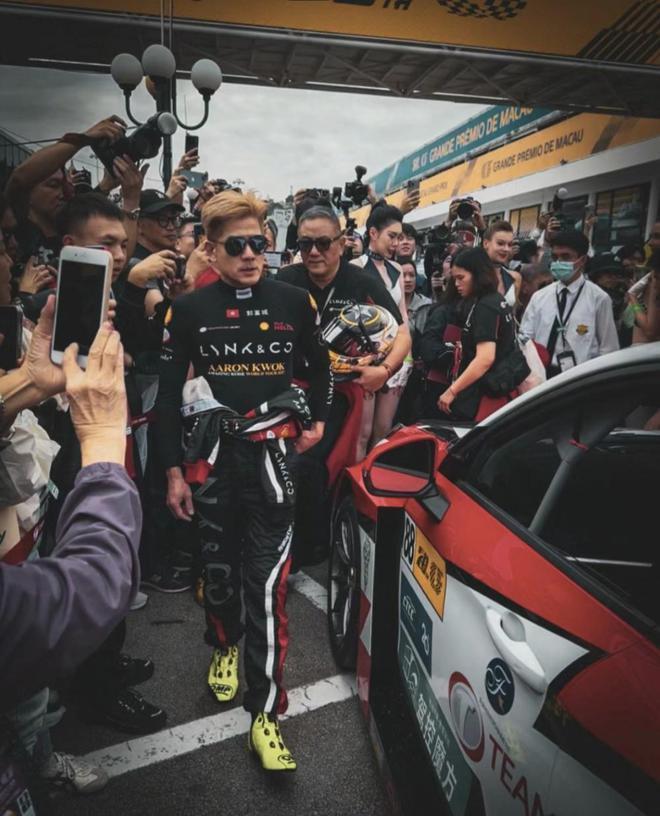 58岁郭富城参加赛车引轰动 现场人群拥挤