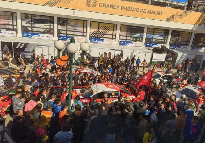 58岁郭富城参加赛车引轰动 现场人群拥挤