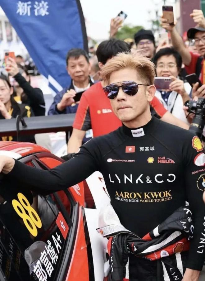 58岁郭富城参加赛车引轰动 现场人群拥挤