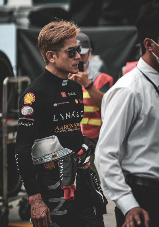 58岁郭富城参加赛车引轰动 现场人群拥挤