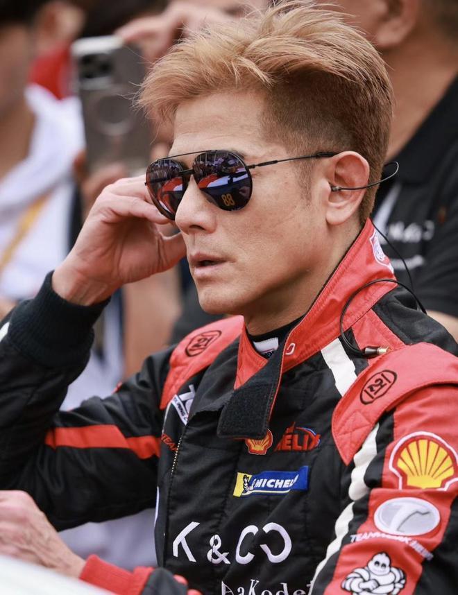 58岁郭富城参加赛车引轰动 现场人群拥挤