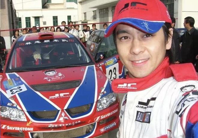 58岁郭富城参加赛车引轰动 现场人群拥挤