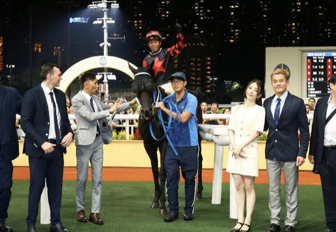 58岁郭富城参加赛车引轰动 现场人群拥挤