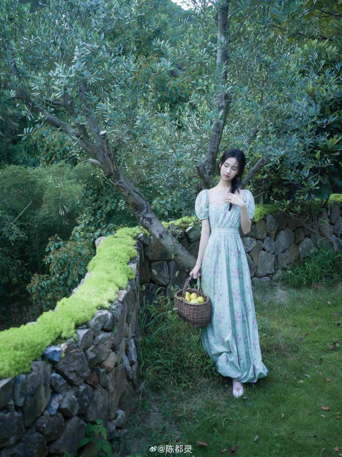 陈都灵扎麻花辫拍写真 绿色碎花长裙显清纯