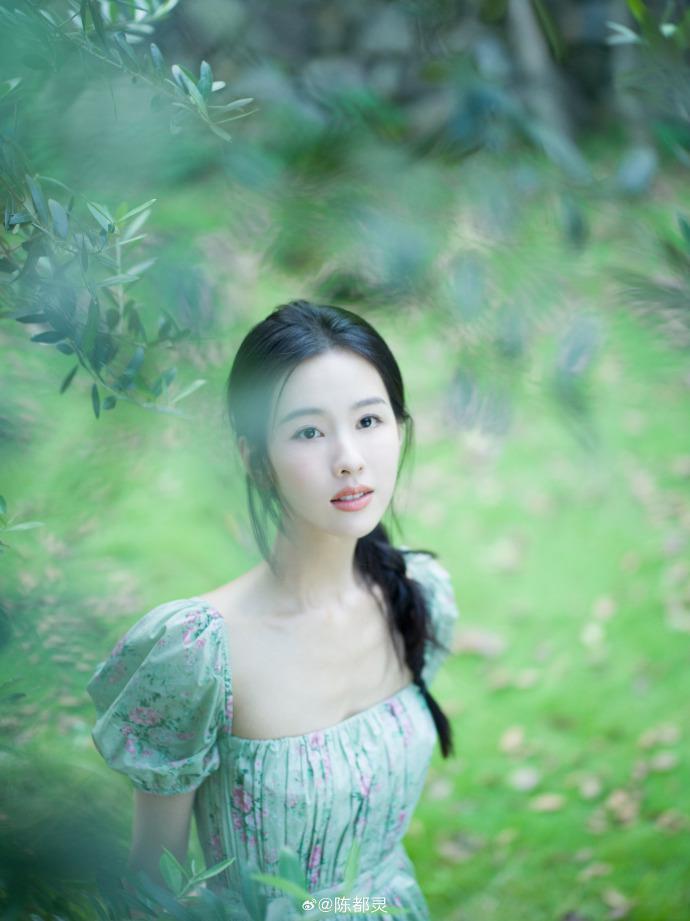 陈都灵扎麻花辫拍写真 绿色碎花长裙显清纯