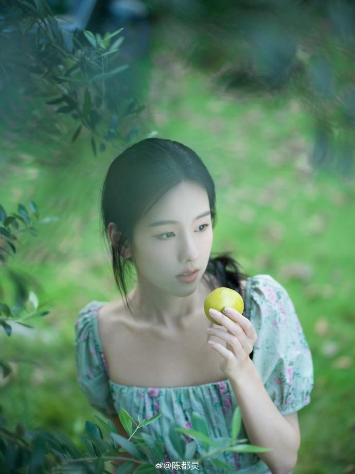 陈都灵扎麻花辫拍写真 绿色碎花长裙显清纯