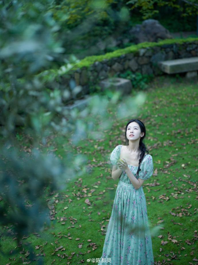 陈都灵扎麻花辫拍写真 绿色碎花长裙显清纯