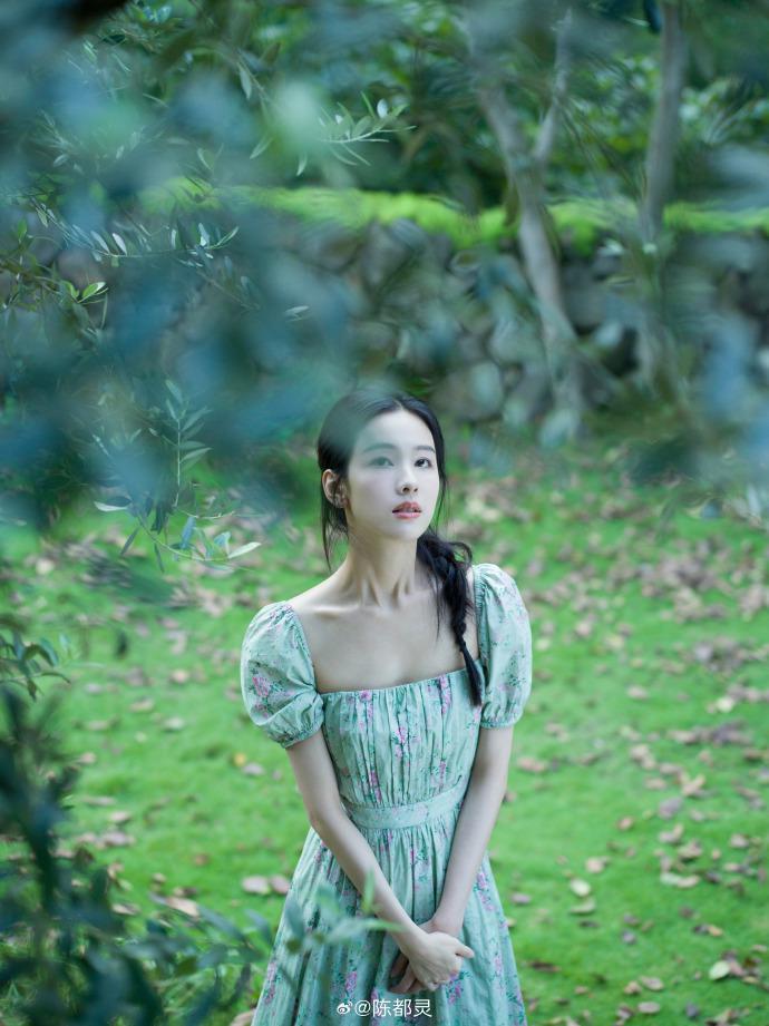 陈都灵扎麻花辫拍写真 绿色碎花长裙显清纯