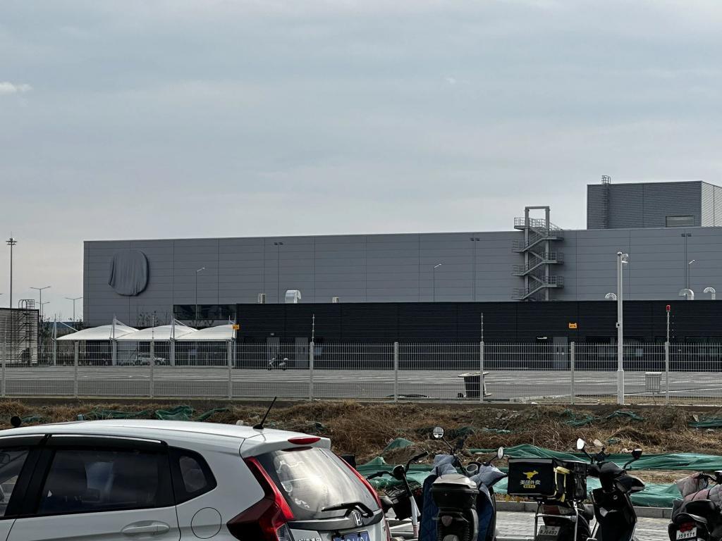 实拍小米汽车上路：激光雷达、黄色卡钳，年轻人的第一款轿跑？