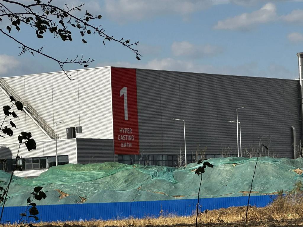 实拍小米汽车上路：激光雷达、黄色卡钳，年轻人的第一款轿跑？