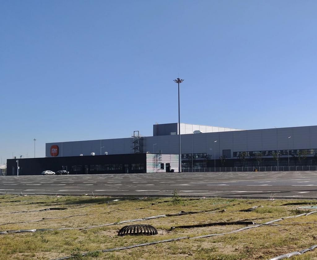 实拍小米汽车上路：激光雷达、黄色卡钳，年轻人的第一款轿跑？