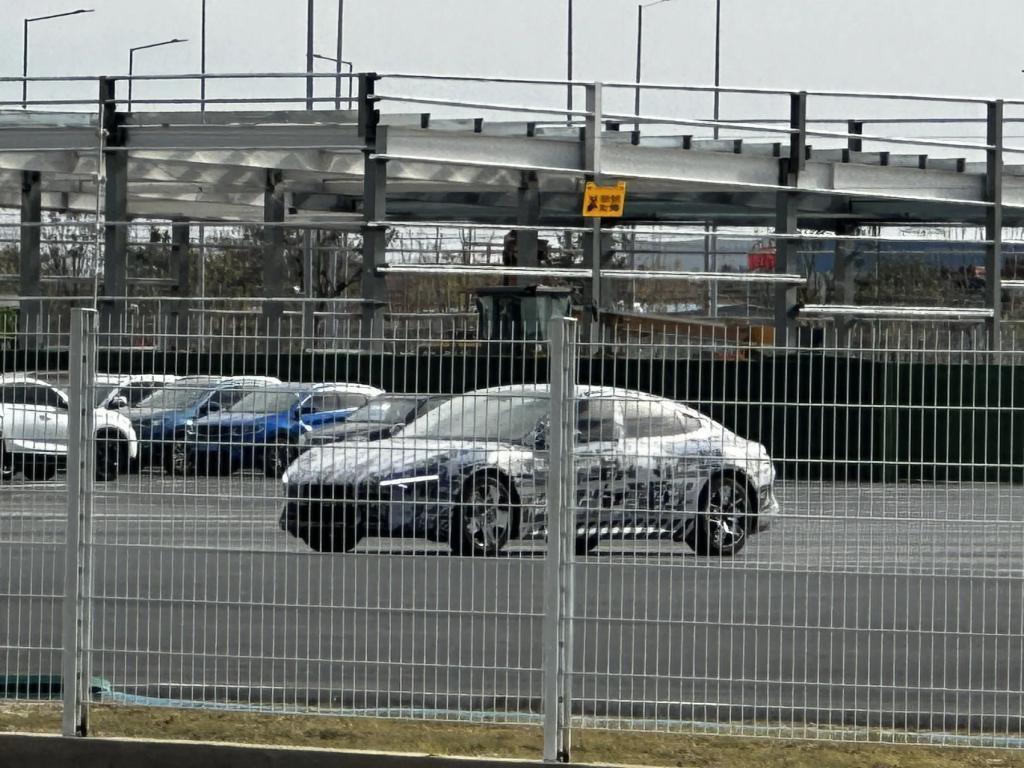 实拍小米汽车上路：激光雷达、黄色卡钳，年轻人的第一款轿跑？