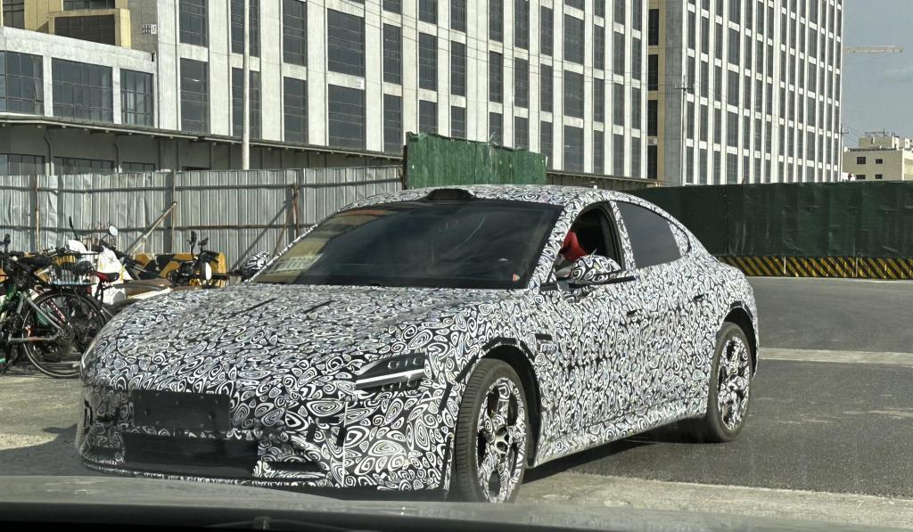 实拍小米汽车上路：激光雷达、黄色卡钳，年轻人的第一款轿跑？