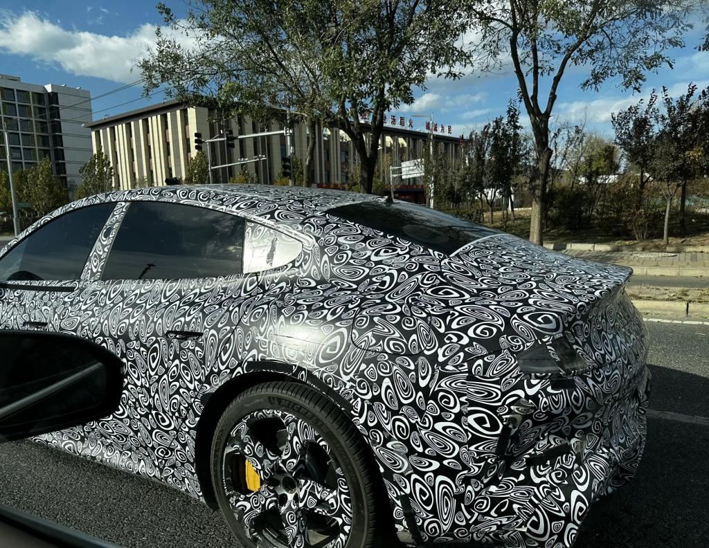 实拍小米汽车上路：激光雷达、黄色卡钳，年轻人的第一款轿跑？