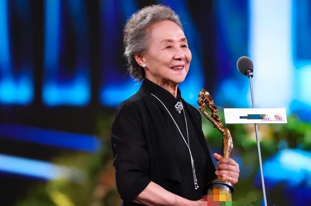 中年女明星有困境，老年女明星却风生水起